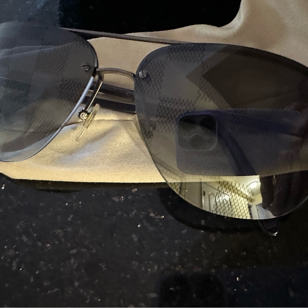 Louis Vuitton Men's Damier logo Aviator Sunglasses  like new no scratches !!! - Picture 3 of 6